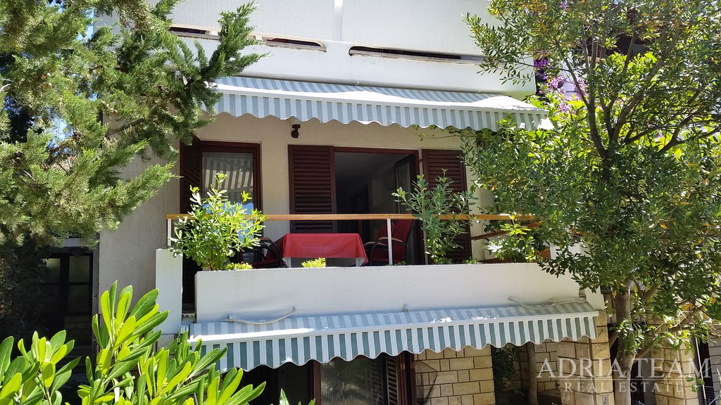 ATRAKTIVNA APARTMANSKA KUĆA 100 m OD MORA – NOVALJA, PAG