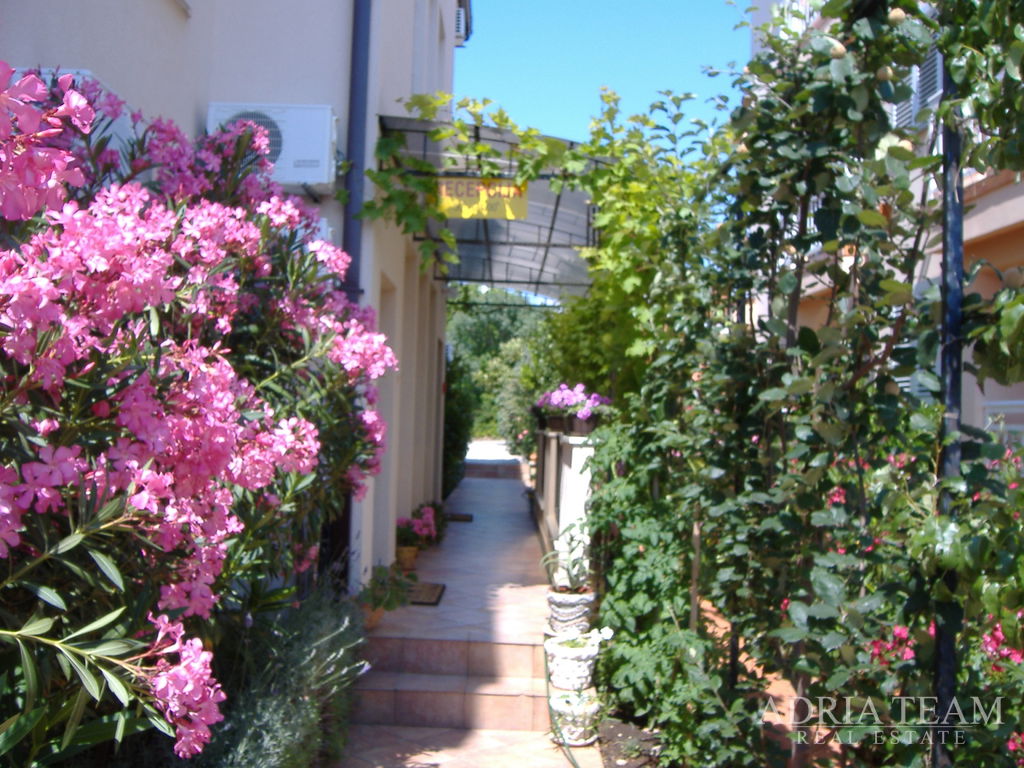 ATRAKTIVAN HOTEL S KONOBOM I KROVNOM TERASOM – 1. RED DO MORA – SUKOŠAN