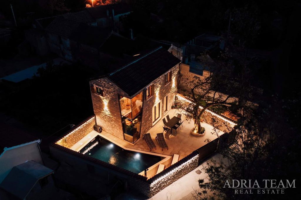 ATRAKTIVNA KAMENA KUĆA S GRIJANIM BAZENOM – 500 m OD MORA – PRIVLAKA, ZADAR