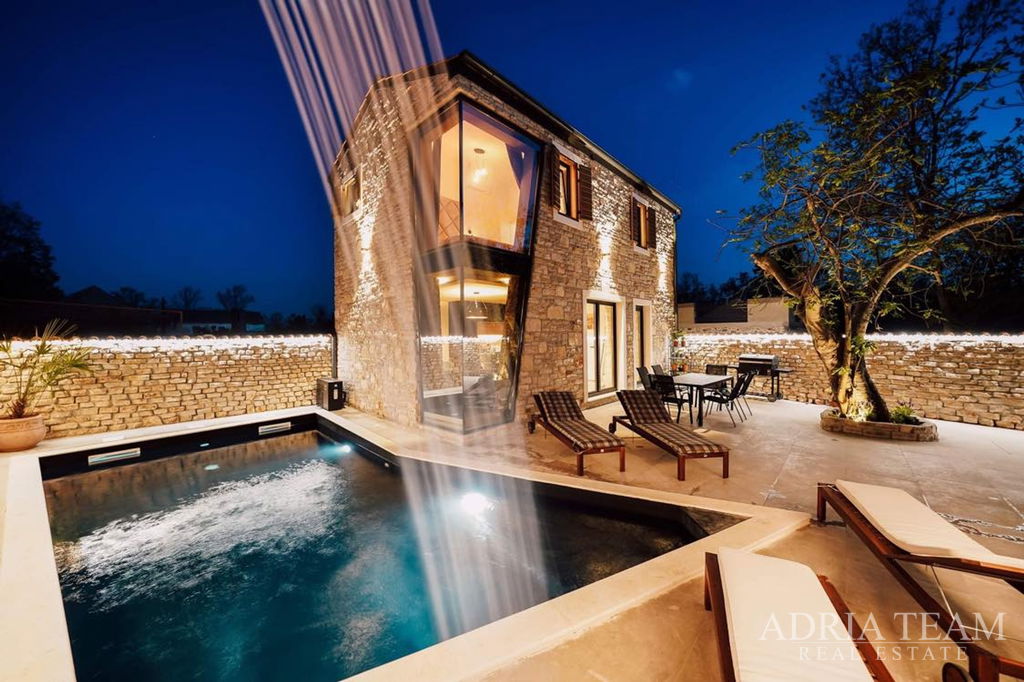 ATRAKTIVNA KAMENA KUĆA S GRIJANIM BAZENOM – 500 m OD MORA – PRIVLAKA, ZADAR