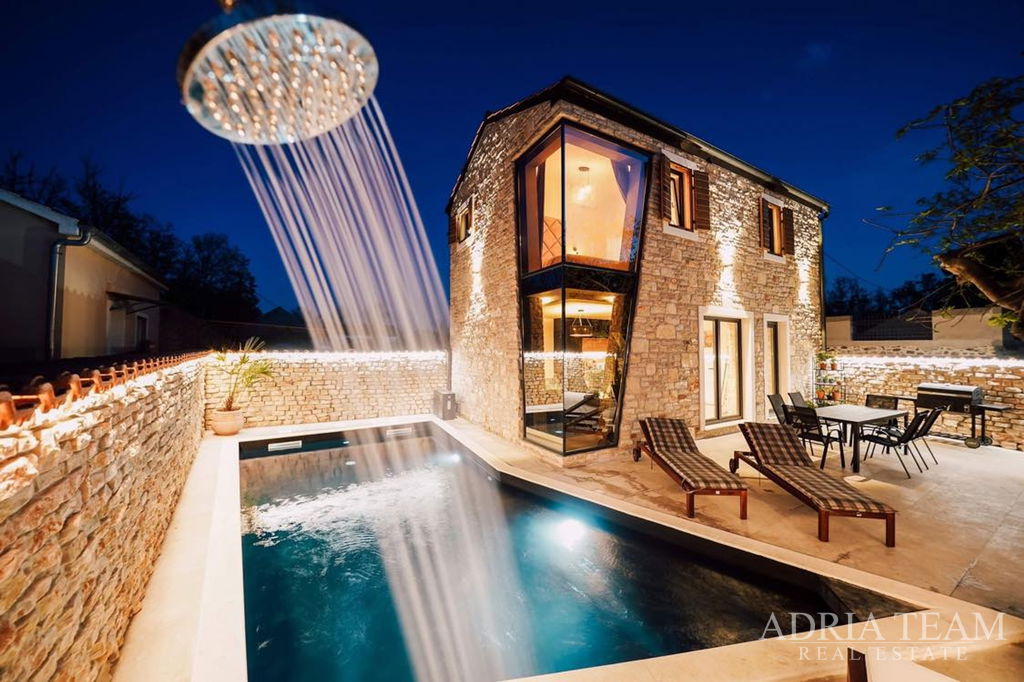 ATRAKTIVNA KAMENA KUĆA S GRIJANIM BAZENOM – 500 m OD MORA – PRIVLAKA, ZADAR