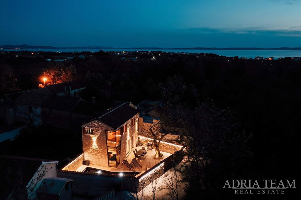 ATRAKTIVNA KAMENA KUĆA S GRIJANIM BAZENOM – 500 m OD MORA – PRIVLAKA, ZADAR