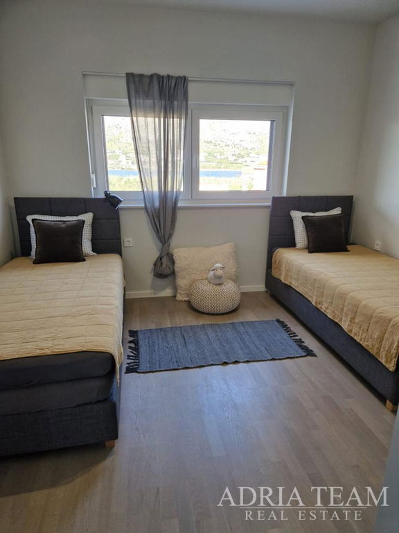 ATRAKTIVAN APARTMAN U NOVOGRADNJI S POGLEDOM NA MORE – POVLJANA, PAG