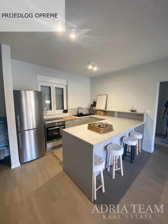 ATRAKTIVAN APARTMAN U NOVOGRADNJI S POGLEDOM NA MORE – POVLJANA, PAG