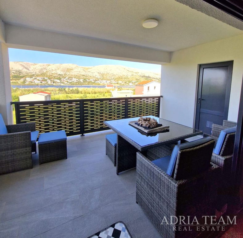 ATRAKTIVAN APARTMAN U NOVOGRADNJI S POGLEDOM NA MORE – POVLJANA, PAG