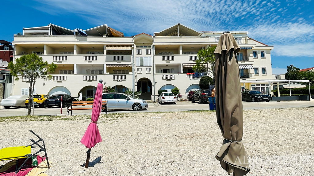 APARTMAN S VELIKOM TERASOM – PRVI RED DO MORA – TURANJ