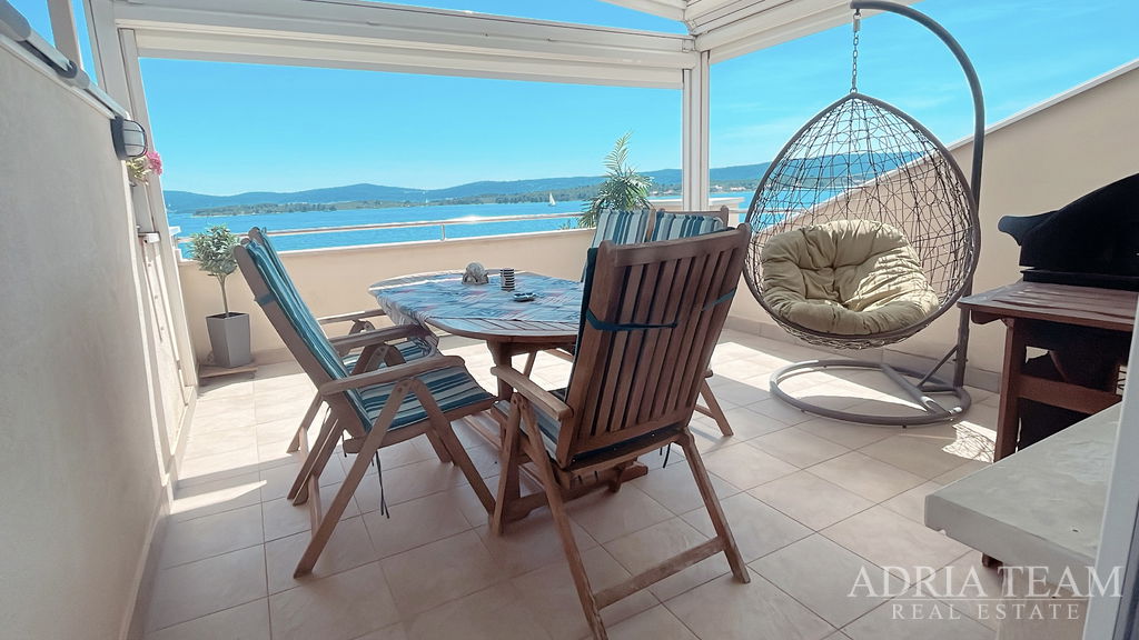 APARTMAN S VELIKOM TERASOM – PRVI RED DO MORA – TURANJ