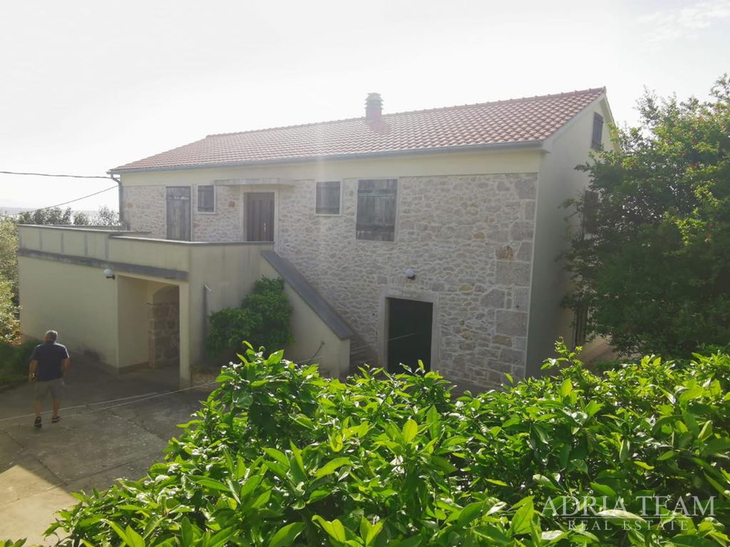 KUĆA S 3 APARTMANA I PROSTRANOM OKUĆNICOM – POLJANA, OTOK UGLJAN