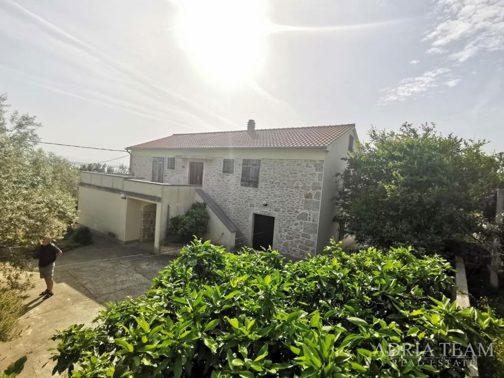 KUĆA S 3 APARTMANA I PROSTRANOM OKUĆNICOM – POLJANA, OTOK UGLJAN