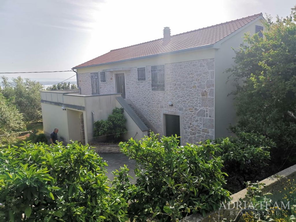 KUĆA S 3 APARTMANA I PROSTRANOM OKUĆNICOM – POLJANA, OTOK UGLJAN