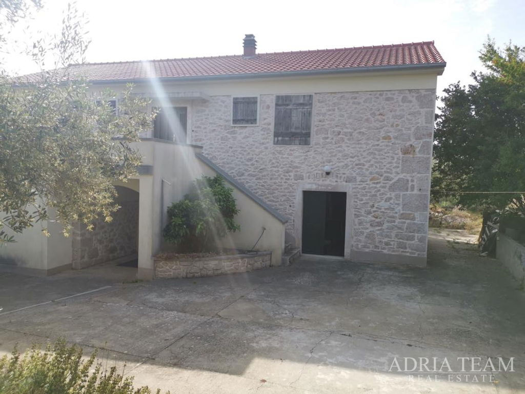 KUĆA S 3 APARTMANA I PROSTRANOM OKUĆNICOM – POLJANA, OTOK UGLJAN