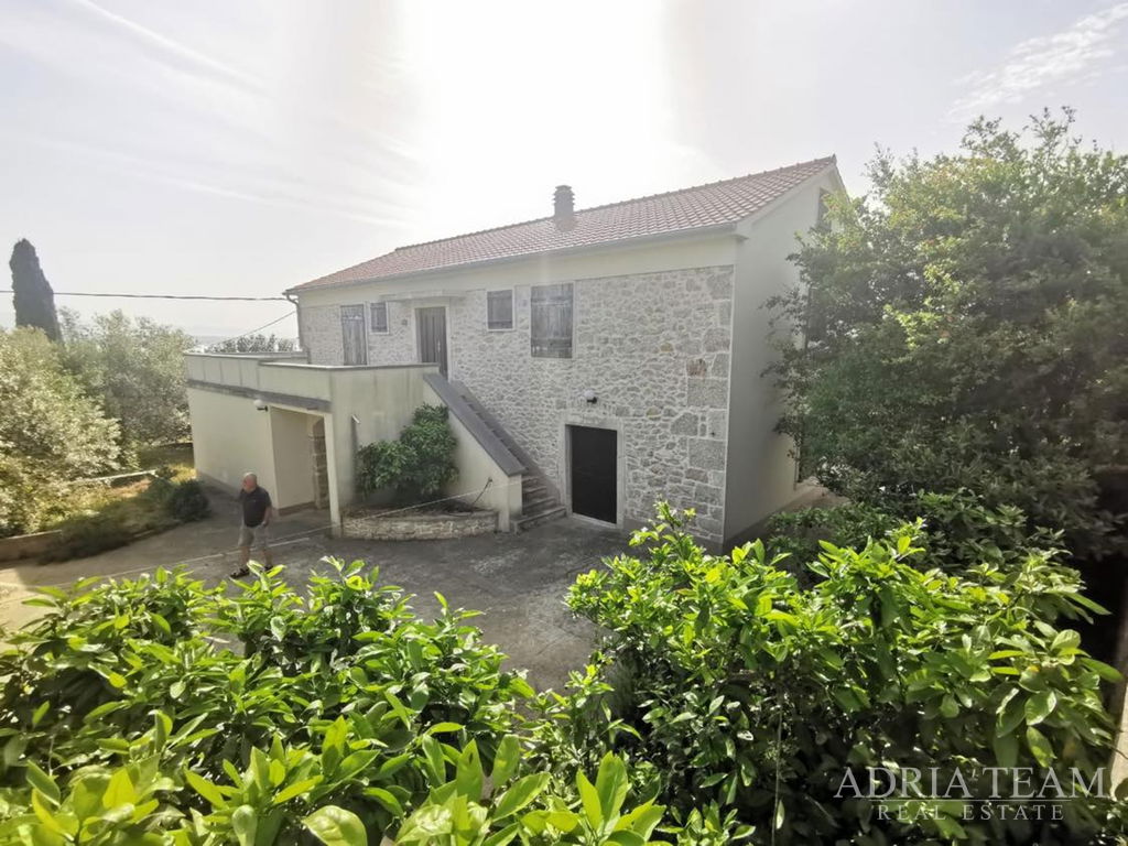 KUĆA S 3 APARTMANA I PROSTRANOM OKUĆNICOM – POLJANA, OTOK UGLJAN