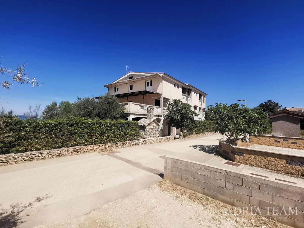 KUĆA S 4 APARTMANA – 50 M OD MORA - POVLJANA, PAG