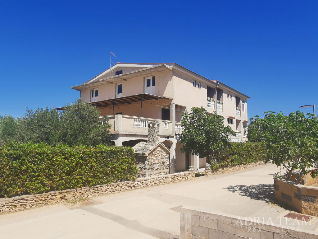 KUĆA S 4 APARTMANA – 50 M OD MORA - POVLJANA, PAG