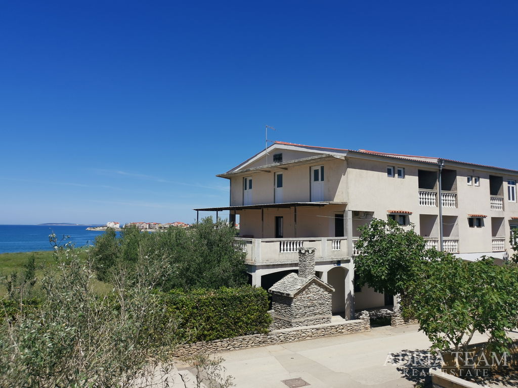 KUĆA S 4 APARTMANA – 50 M OD MORA - POVLJANA, PAG