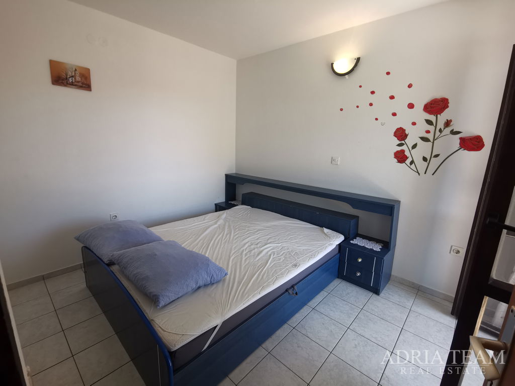 KUĆA S 4 APARTMANA – 50 M OD MORA - POVLJANA, PAG