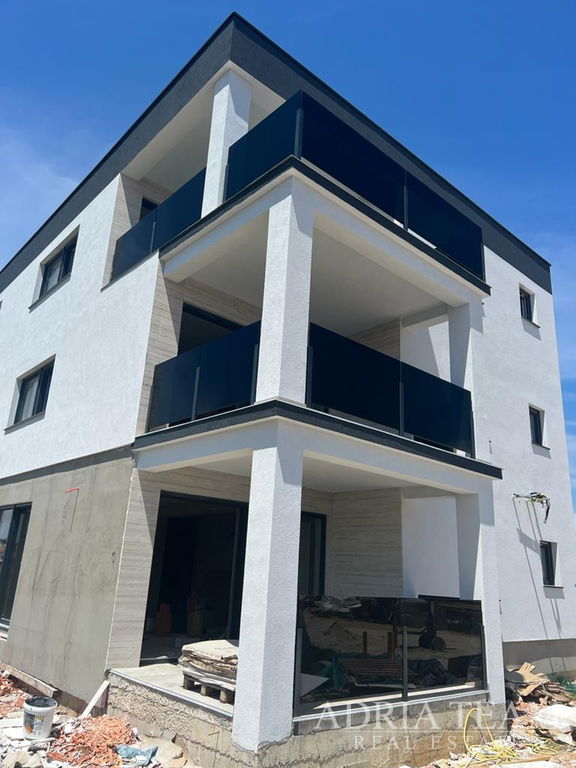 PENTHOUSE – NOVOGRADNJA – 150 m OD MORA – PRIVLAKA