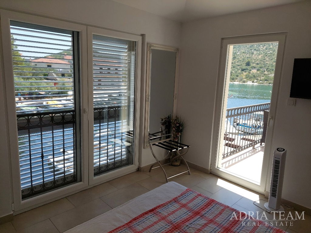 VILA – 5 m OD MORA – ODLIČNA LOKACIJA – ROGOZNICA