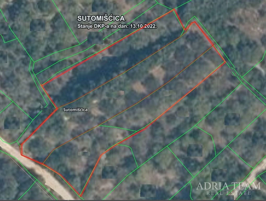 GRAĐEVINSKO ZEMLJIŠTE, 90 m OD MORA - SUTOMIŠĆICA, UGLJAN