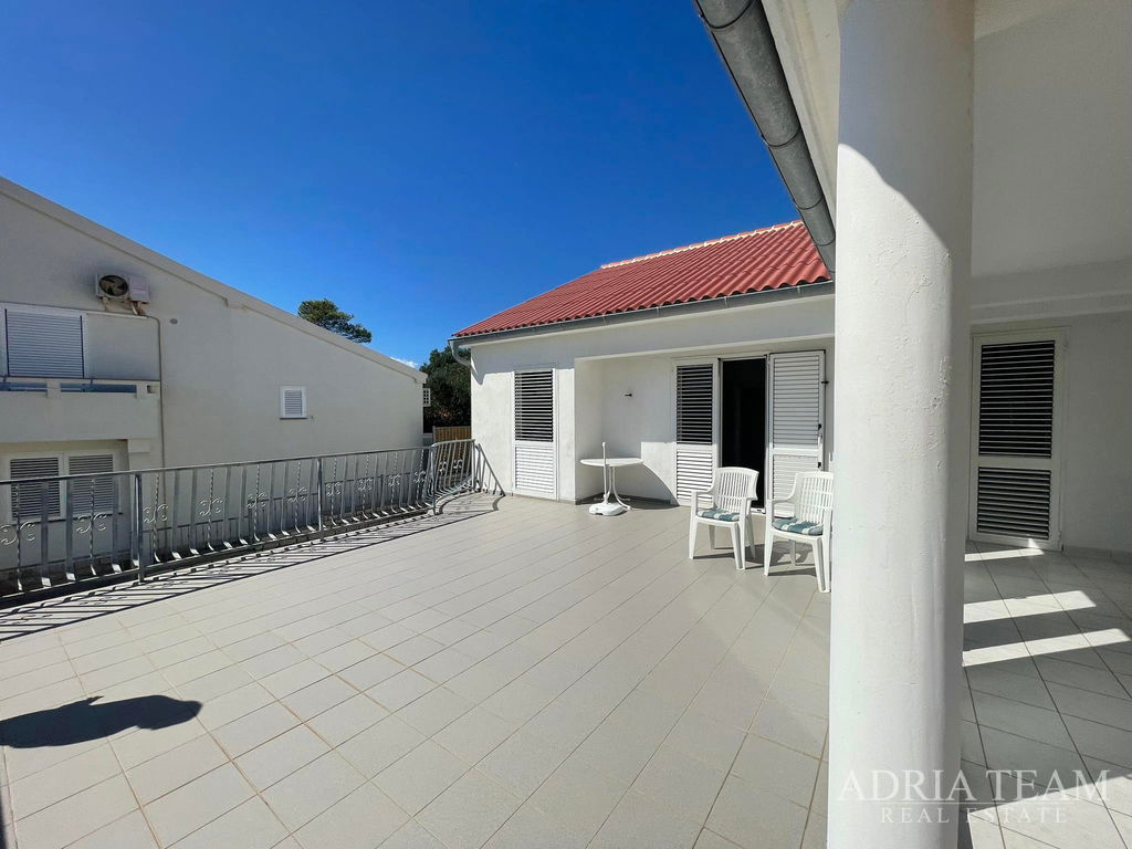 KUĆA S PROSTRANOM OKUĆNICOM – PRVI RED DO MORA – JAKIŠNICA, PAG