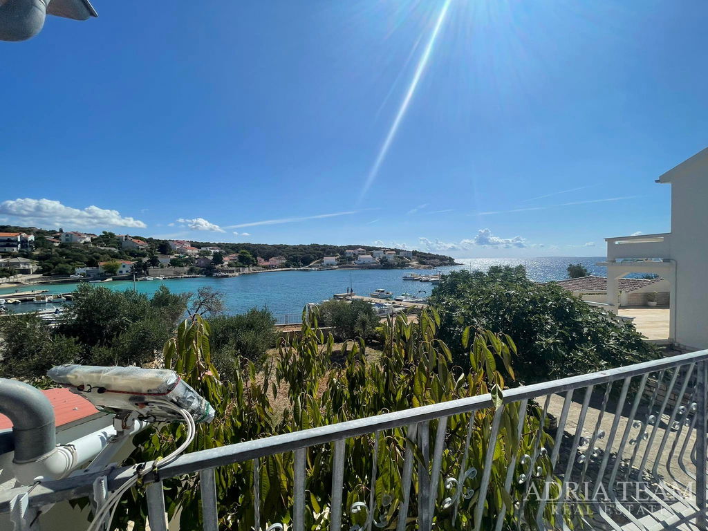 KUĆA S PROSTRANOM OKUĆNICOM – PRVI RED DO MORA – JAKIŠNICA, PAG