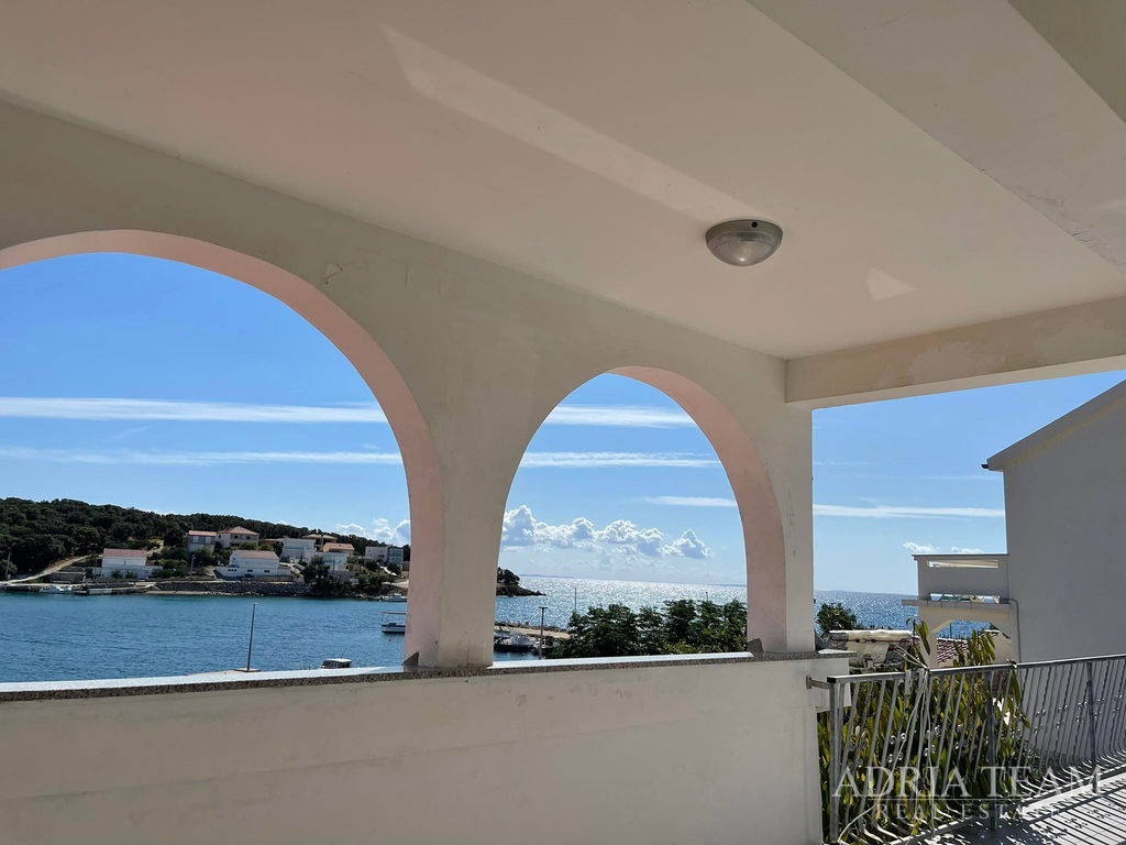 KUĆA S PROSTRANOM OKUĆNICOM – PRVI RED DO MORA – JAKIŠNICA, PAG