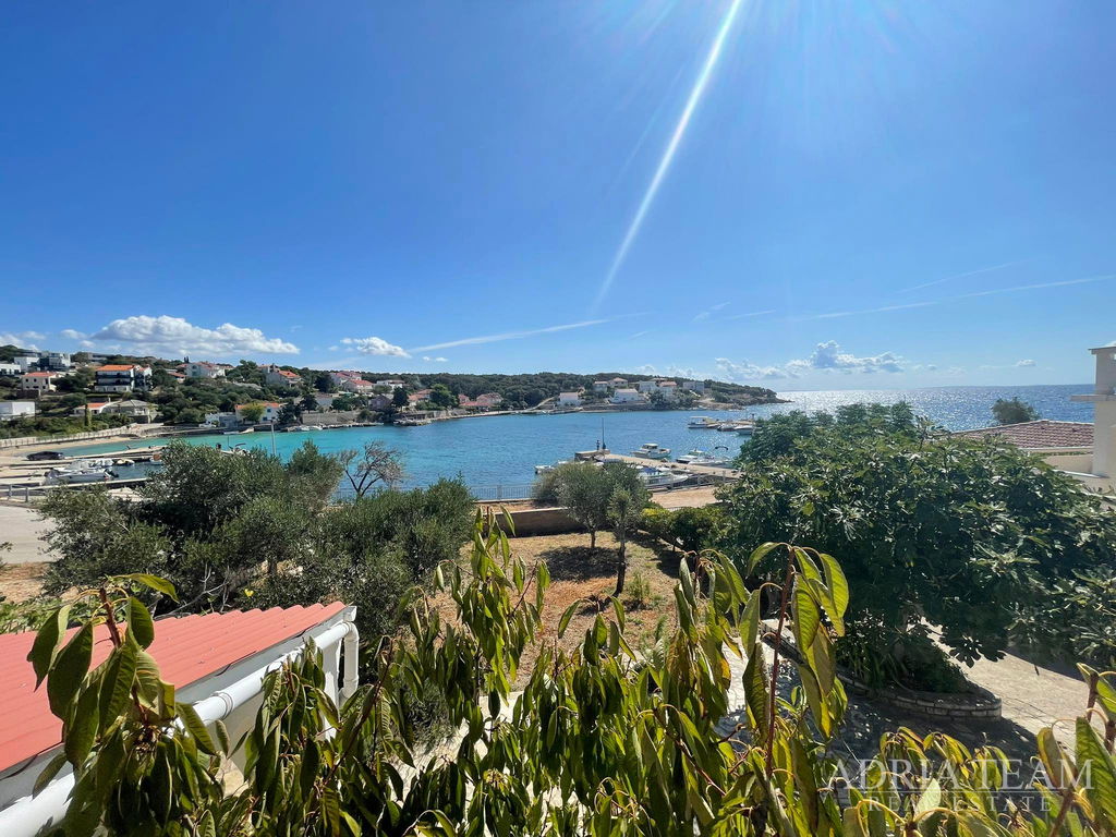 KUĆA S PROSTRANOM OKUĆNICOM – PRVI RED DO MORA – JAKIŠNICA, PAG