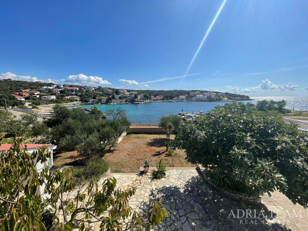 KUĆA S PROSTRANOM OKUĆNICOM – PRVI RED DO MORA – JAKIŠNICA, PAG