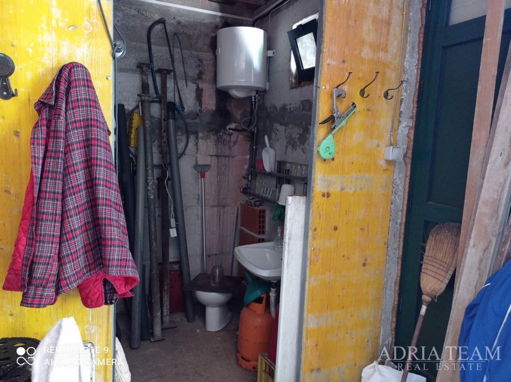 ZEMLJIŠTE S KONOBOM I GARAŽOM – MIRNA LOKACIJA – PRIVLAKA, BILOTINJAK