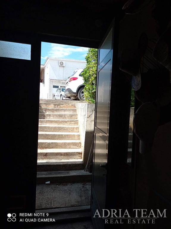 ZEMLJIŠTE S KONOBOM I GARAŽOM – MIRNA LOKACIJA – PRIVLAKA, BILOTINJAK