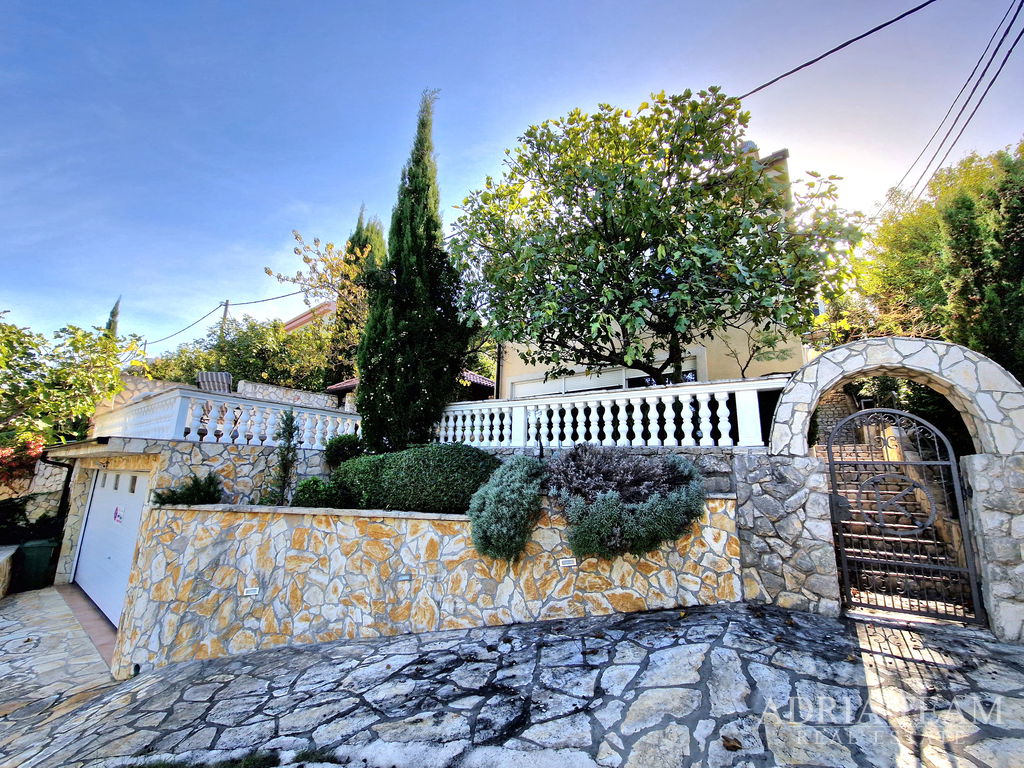 OBITELJSKA KUĆA S BAZENOM – PRVI RED DO MORA – MEKA DRAGA, OBROVAC