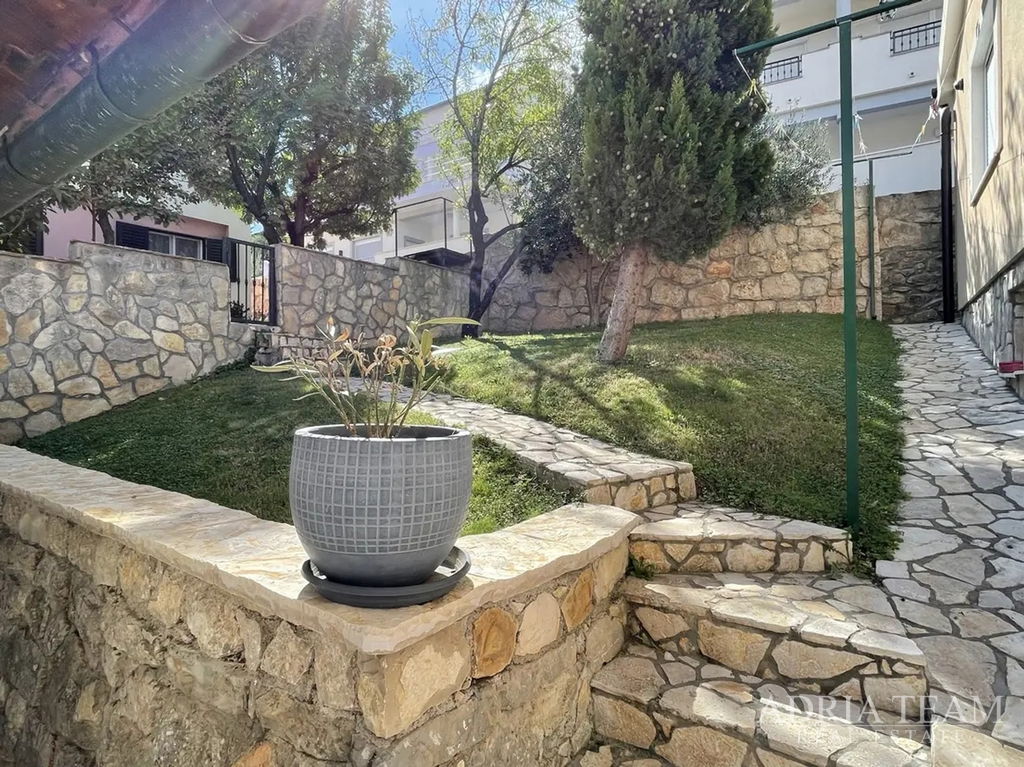 OBITELJSKA KUĆA S BAZENOM – PRVI RED DO MORA – MEKA DRAGA, OBROVAC