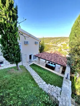 OBITELJSKA KUĆA S BAZENOM – PRVI RED DO MORA – MEKA DRAGA, OBROVAC nekretnina za prodaju