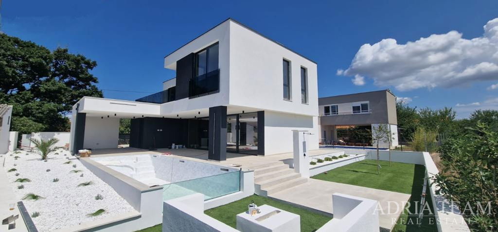 LUKSUZNA VILA S BAZENOM – NOVOGRADNJA – MIRNA LOKACIJA – KOŽINO