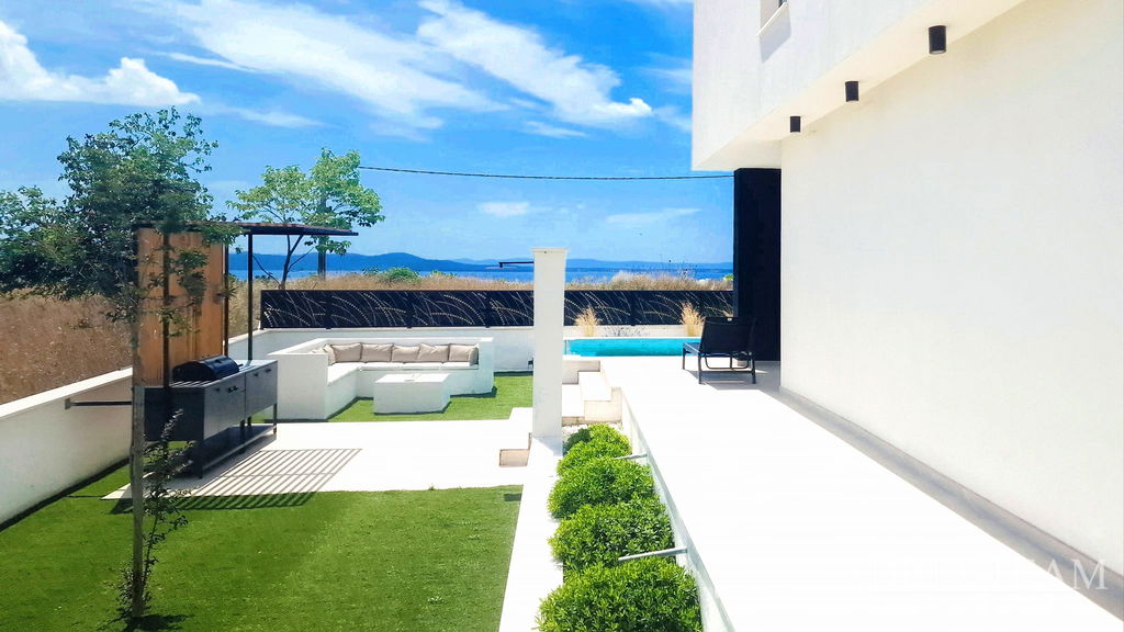 LUKSUZNA VILA S BAZENOM – NOVOGRADNJA – MIRNA LOKACIJA – KOŽINO