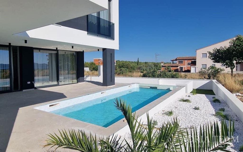 LUKSUZNA VILA S BAZENOM – NOVOGRADNJA – MIRNA LOKACIJA – KOŽINO