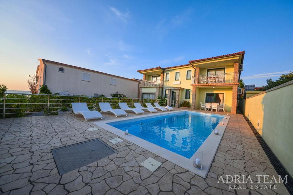 VILA S BAZENOM – DRUGI RED DO MORA – VIR