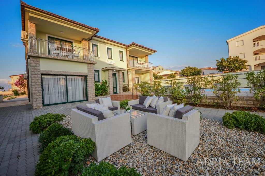 VILA S BAZENOM – DRUGI RED DO MORA – VIR