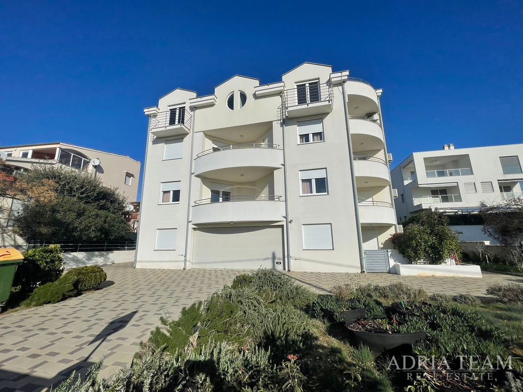 KUĆA S 10 APARTMANA, POGLED NA MORE - PETRČANE