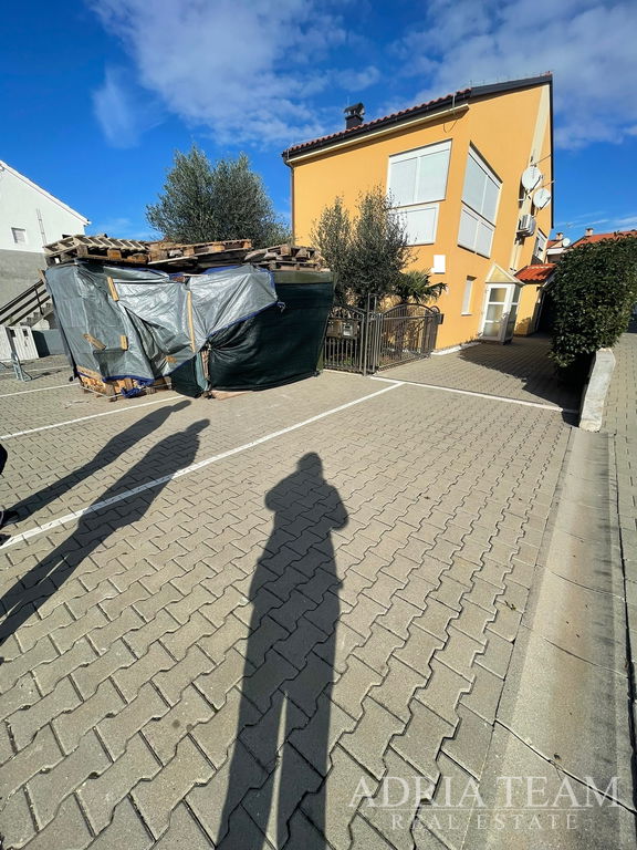 TROETAŽNI APARTMAN U STAMBENOJ ZGRADI - VRSI,ZADAR