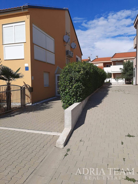 TROETAŽNI APARTMAN U STAMBENOJ ZGRADI - VRSI,ZADAR