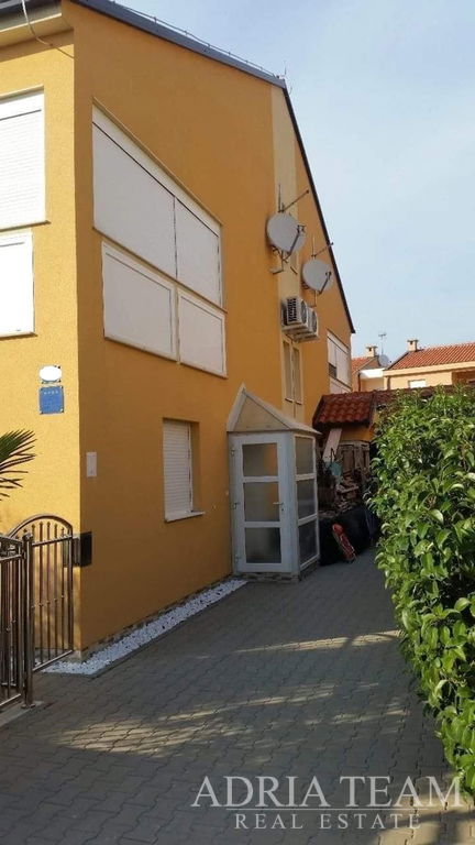 TROETAŽNI APARTMAN U STAMBENOJ ZGRADI - VRSI,ZADAR
