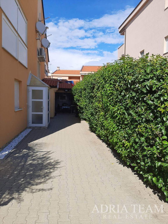 TROETAŽNI APARTMAN U STAMBENOJ ZGRADI - VRSI,ZADAR
