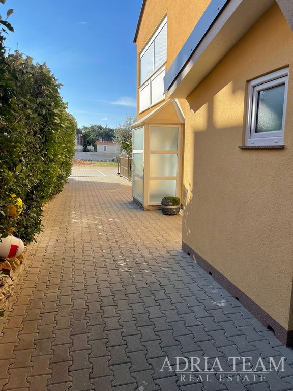TROETAŽNI APARTMAN U STAMBENOJ ZGRADI - VRSI,ZADAR