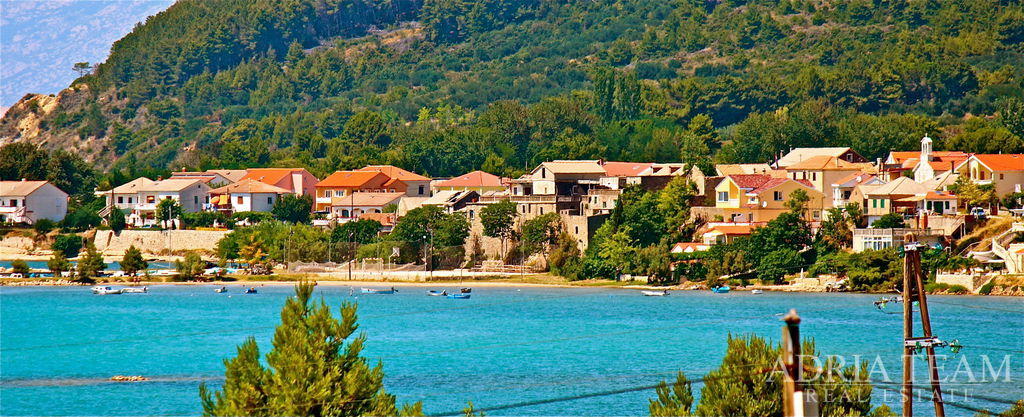 GRAĐEVINSKO ZEMLJIŠTE S DOZVOLOM ZA VILU S BAZENOM -  LJUBAČ, RAŽANAC