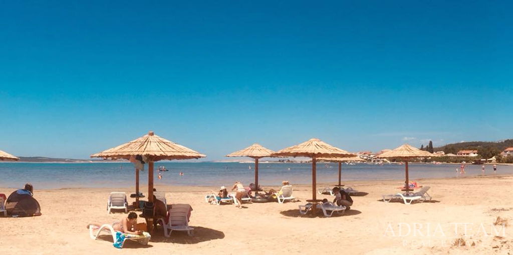 GRAĐEVINSKO ZEMLJIŠTE S DOZVOLOM ZA VILU S BAZENOM -  LJUBAČ, RAŽANAC