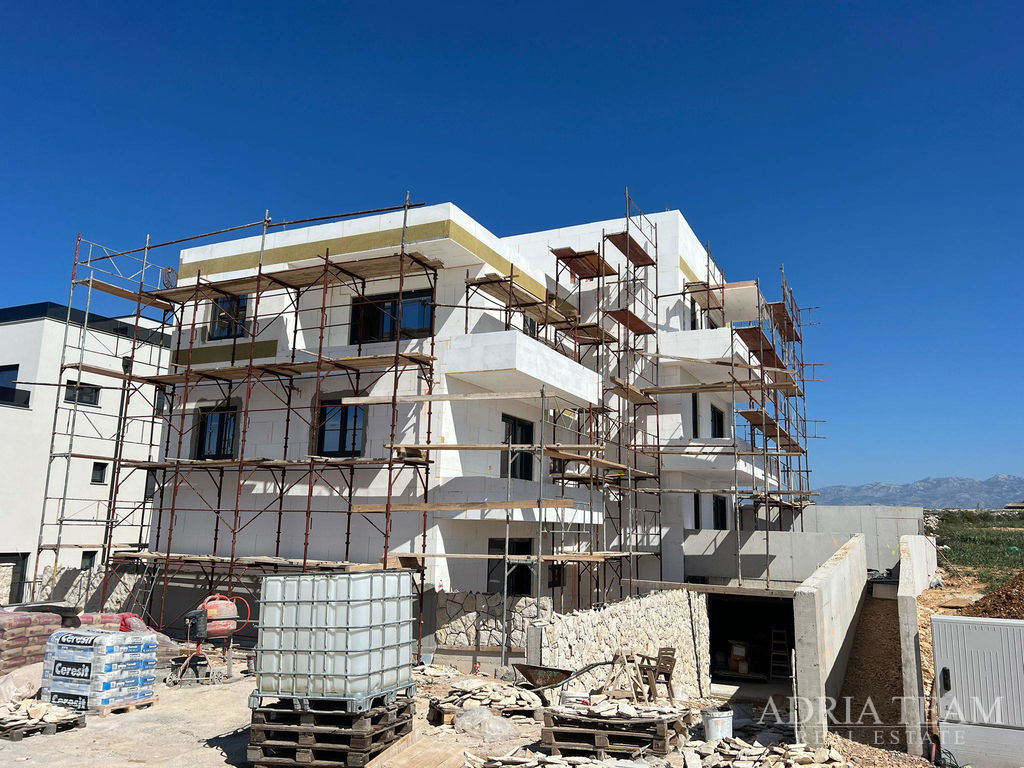 APARTMAN S BAZENOM, NOVOGRADNJA - POVLJANA, OTOK PAG