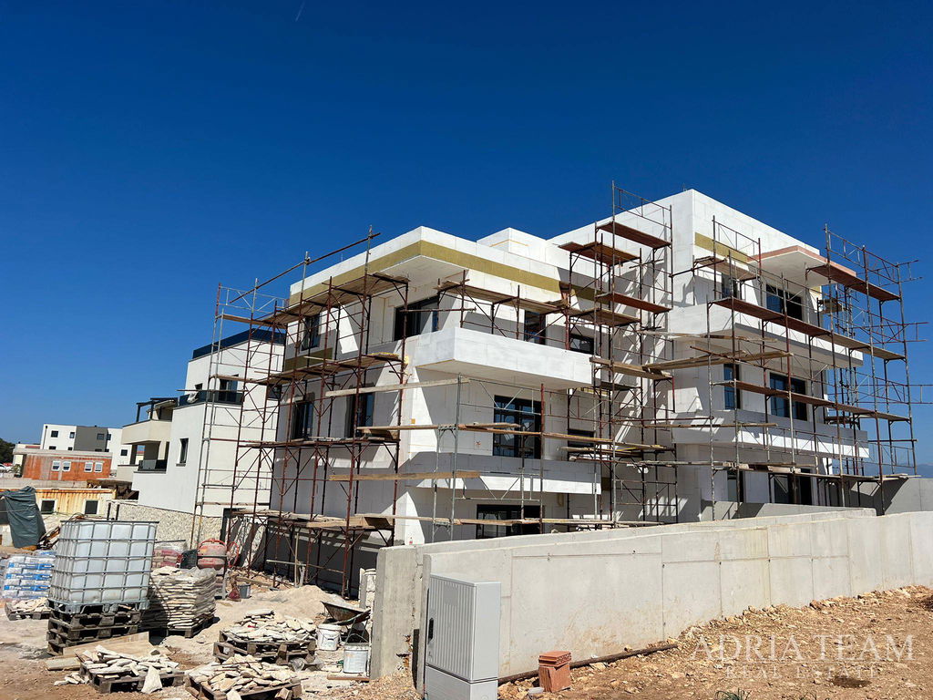 APARTMAN S BAZENOM, NOVOGRADNJA - POVLJANA, OTOK PAG