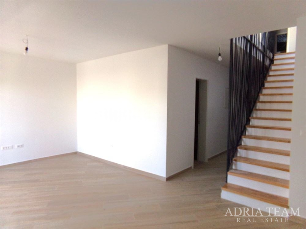 DVOETAŽNI APARTMAN S POGLEDOM NA MORE – ŠIMUNI, PAG