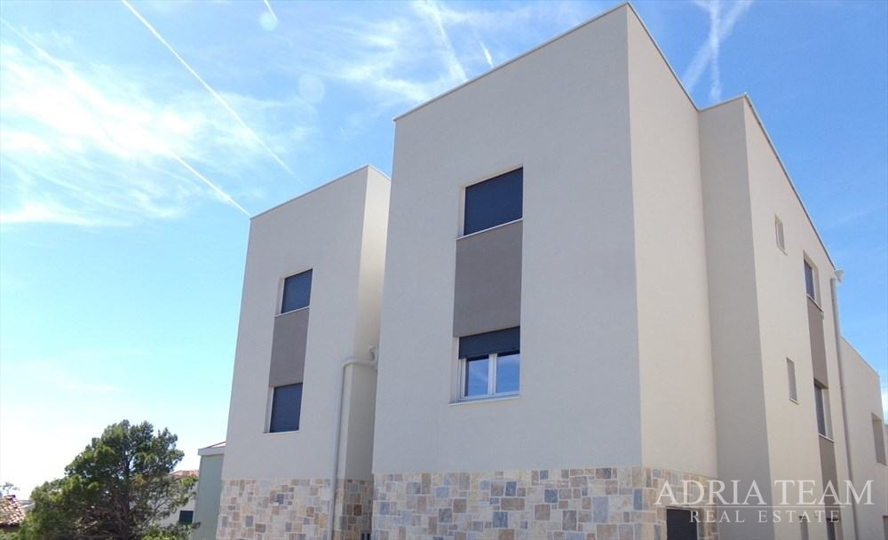 DVOETAŽNI APARTMAN S POGLEDOM NA MORE – ŠIMUNI, PAG